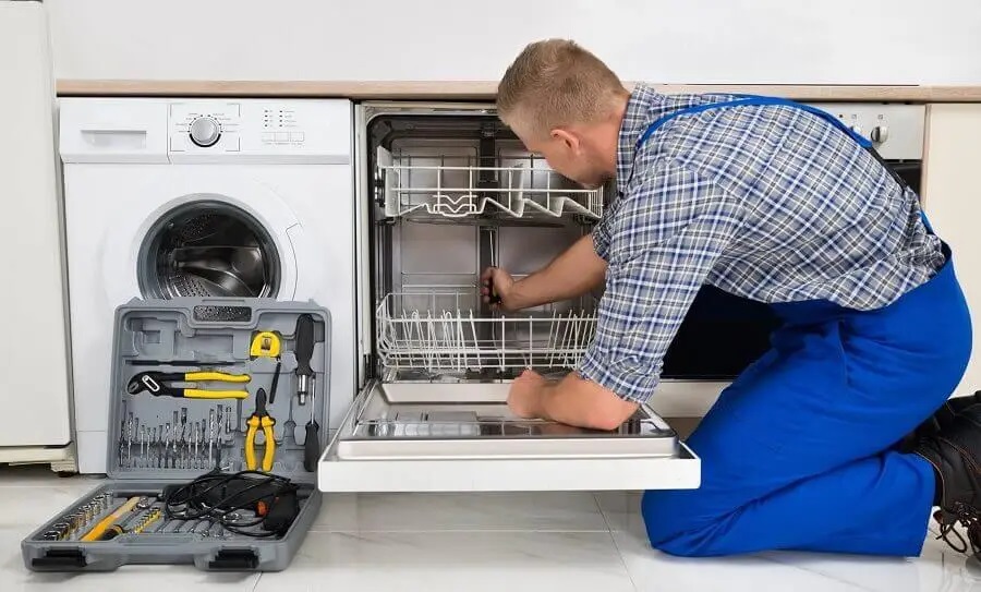 Ayaş Hotpoint servisi teknisyen ekibi beyaz eşya tamiri yaparken